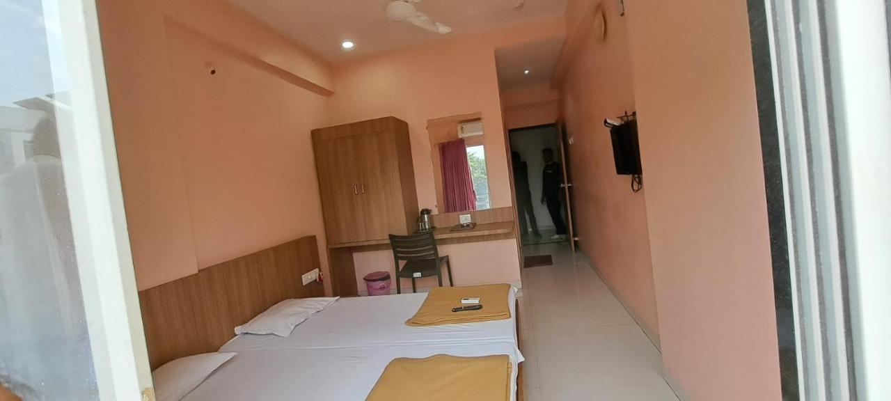 Hotel Aaditya Palace Bhusāwal Esterno foto