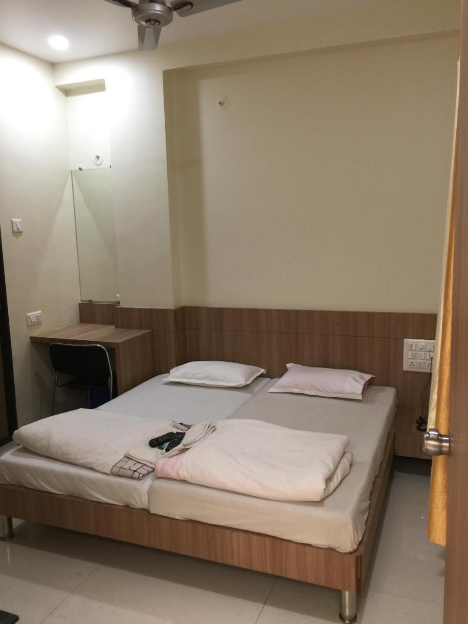 Hotel Aaditya Palace Bhusāwal Esterno foto