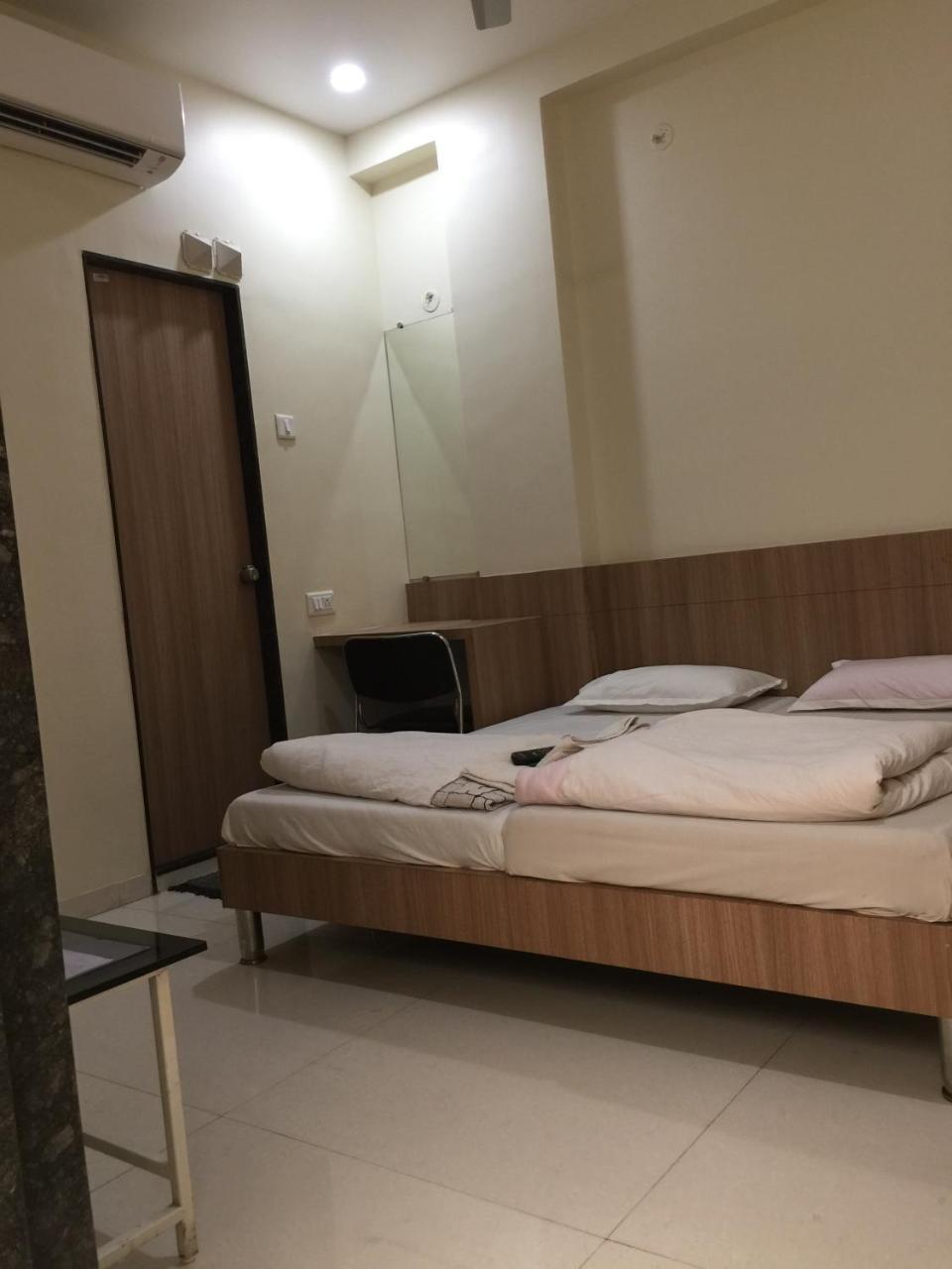 Hotel Aaditya Palace Bhusāwal Esterno foto